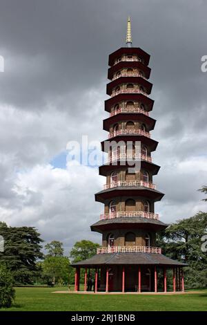 Kew Gardens, Angleterre - Mai 19 2007 : dans le coin sud-est de Kew Gardens se dresse la Grande Pagode (par Sir William Chambers), érigée en 1762, à partir de a. Banque D'Images