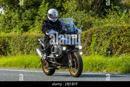 Woburn, Beds, UK - 19 août 2023 : 2020 BMW R1250 moto voyageant sur une route de campagne anglaise. Banque D'Images