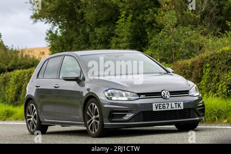 Woburn, Beds, UK - 19 août 2023 : 2017 Volkswagen Golf voiture voyageant sur une route de campagne anglaise. Banque D'Images