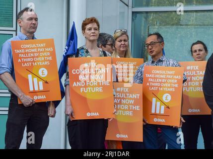 Londres, Royaume-Uni. 20 juillet 2023. La British Medical Association (BMA) piquet à l'extérieur de l'University College Hospital alors que les consultants du NHS commencent leur grève au sujet des salaires. Banque D'Images