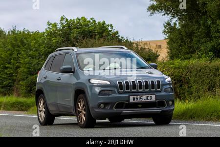 Woburn, Beds, UK - 19 août 2023 : 2015 Jeep Cherokee voiture voyageant sur une route de campagne anglaise. Banque D'Images