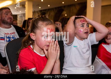 Harrogate, North Yorkshire, 20 août 2023. Les jeunes membres du club de football Killinghall Nomads regardent la finale de la coupe du monde féminine et montrent leur frustration face au résultat. La meilleure buteuse Rachel Daly jouait pour ce club quand elle était enfant et elle est le héros local. Crédit photo : ernesto rogata/Alamy Live News Banque D'Images