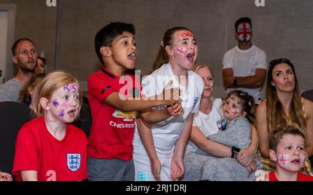 Harrogate, North Yorkshire, 20 août 2023. Les membres du club de football Killinghall Nomads regardent la finale de la coupe du monde féminine et montrent leur frustration face au résultat. La meilleure buteuse Rachel Daly jouait pour ce club quand elle était enfant et elle est le héros local. Crédit photo : ernesto rogata/Alamy Live News Banque D'Images