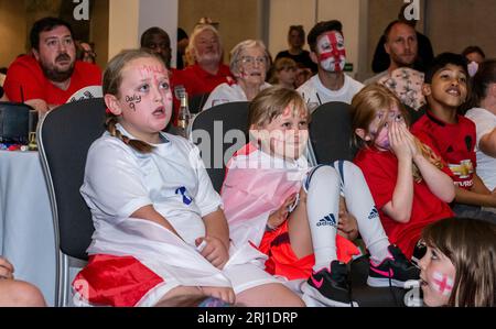 Harrogate, North Yorkshire, 20 août 2023. Les membres du club de football Killinghall Nomads regardent la finale de la coupe du monde féminine et montrent leur frustration face au résultat. La meilleure buteuse Rachel Daly jouait pour ce club quand elle était enfant et elle est le héros local. Crédit photo : ernesto rogata/Alamy Live News Banque D'Images