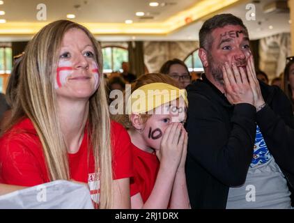 Harrogate, North Yorkshire, 20 août 2023. Les membres du club de football Killinghall Nomads regardent la finale de la coupe du monde féminine et montrent leur frustration face au résultat. La meilleure buteuse Rachel Daly jouait pour ce club quand elle était enfant et elle est le héros local. Crédit photo : ernesto rogata/Alamy Live News Banque D'Images