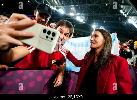 La reine Letizia d'Espagne pose pour une photo avec une fan à la fin de la finale de la coupe du monde féminine de la FIFA au Stadium Australia, Sydney. Date de la photo : dimanche 20 août 2023. Banque D'Images