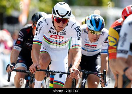 ETTEN-LEUR - champion du monde Mathieu van der Poel lors du Pro Cycling Tour Etten-leur. Van der Poel montre pour la première fois son maillot arc-en-ciel qu'il a remporté lors des Championnats du monde de cyclisme à Glasgow. ANP BAS CZERWINSKI Banque D'Images