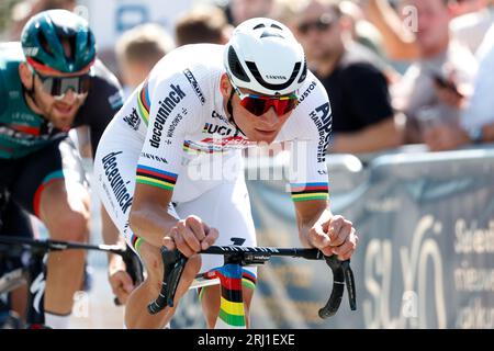 ETTEN-LEUR - champion du monde Mathieu van der Poel lors du Pro Cycling Tour Etten-leur. Van der Poel montre pour la première fois son maillot arc-en-ciel qu'il a remporté lors des Championnats du monde de cyclisme à Glasgow. ANP BAS CZERWINSKI Banque D'Images