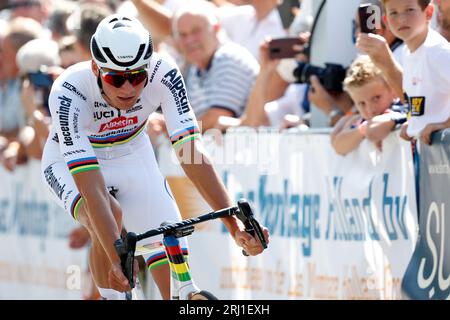 ETTEN-LEUR - champion du monde Mathieu van der Poel lors du Pro Cycling Tour Etten-leur. Van der Poel montre pour la première fois son maillot arc-en-ciel qu'il a remporté lors des Championnats du monde de cyclisme à Glasgow. ANP BAS CZERWINSKI Banque D'Images