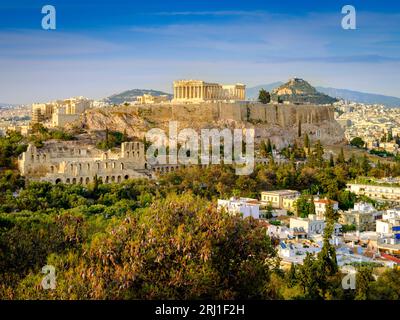 Vues sur les ruines du temple de Parthénon et la ville Acropolis, site classé au patrimoine mondial de l'UNESCO, Athènes, Grèce, Europe Banque D'Images