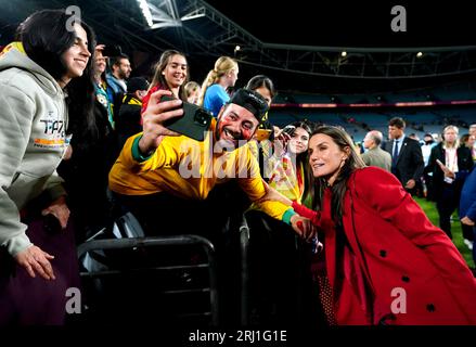 La reine Letizia d'Espagne pose pour une photo avec une fan à la fin de la finale de la coupe du monde féminine de la FIFA au Stadium Australia, Sydney. Date de la photo : dimanche 20 août 2023. Banque D'Images