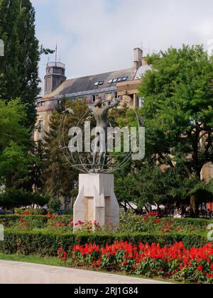 Place de la libération et Monument à l'homme pluriethnique ou multiculturel, Sarajevo, Bosnie-Herzégovine, 19 août 2023. Banque D'Images