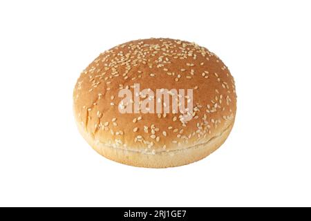 Pain au sésame pour Burger isolé sur blanc. Pain rond garni de graines de sésame coupées en deux. Banque D'Images