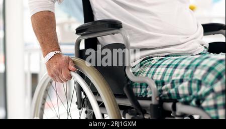 Fauteuil roulant, malade et gros plan d'un patient à l'hôpital après un diagnostic, un traitement ou une chirurgie. Soins de santé, médical et zoom d'un homme âgé avec un Banque D'Images