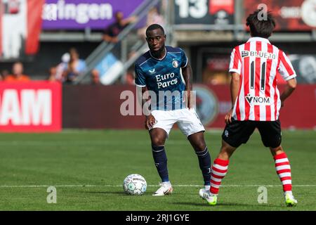 Rotterdam, pays-Bas. 20 août 2023. ROTTERDAM, PAYS-BAS - 20 AOÛT : Lutsharel Geertruida de Feyenoord est défié par Koki Saito de Sparta Rotterdam lors du match néerlandais d'Eredivisie entre Sparta Rotterdam et Feyenoord au Sparta-Stadion Het Kasteel le 20 août 2023 à Rotterdam, pays-Bas. (Photo Hans van der Valk/Orange Pictures) crédit : Orange pics BV/Alamy Live News Banque D'Images