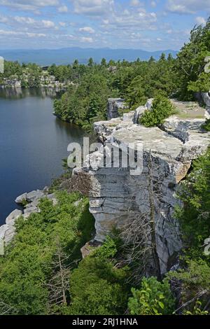 Minnewaska State Park Preserve situé sur Shawangunk Ridge dans le comté d'Ulster, New York. Falaises du lac Minnewaska Banque D'Images