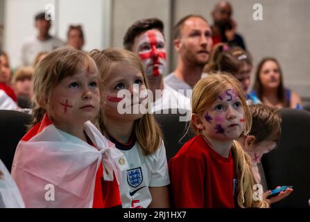 Harrogate, North Yorkshire, 20 août 2023. Les jeunes membres du club de football Killinghall Nomads regardent la finale de la coupe du monde féminine et montrent leur frustration face au résultat. La meilleure buteuse Rachel Daly jouait pour ce club quand elle était enfant et elle est le héros local. Crédit photo : ernesto rogata/Alamy Live News Banque D'Images