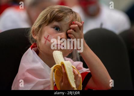 Harrogate, North Yorkshire, 20 août 2023. Les jeunes membres du club de football Killinghall Nomads regardent la finale de la coupe du monde féminine et montrent leur frustration face au résultat. La meilleure buteuse Rachel Daly jouait pour ce club quand elle était enfant et elle est le héros local. Crédit photo : ernesto rogata/Alamy Live News Banque D'Images