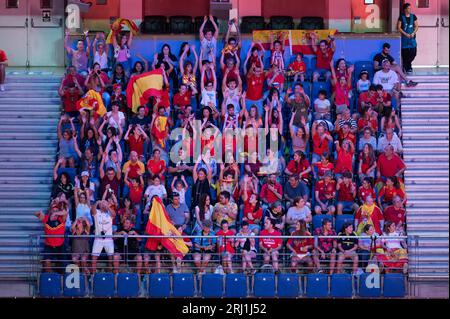 Madrid, Espagne. 20 août 2023. Fans de l'équipe espagnole de football féminin regardant sur grand écran au WiZink Center Stadium, le match final de la coupe du monde féminine de la FIFA 2023 entre l'Angleterre et l'Espagne. L'Espagne a battu l'Angleterre 1 - 0 dans le match final qui a eu lieu à Sydney, en Australie, remportant le titre de champion du monde. Crédit : Marcos del Mazo/Alamy Live News Banque D'Images