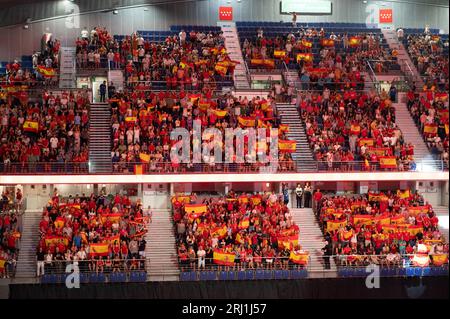 Madrid, Espagne. 20 août 2023. Fans de l'équipe espagnole de football féminin regardant sur grand écran au WiZink Center Stadium, le match final de la coupe du monde féminine de la FIFA 2023 entre l'Angleterre et l'Espagne. L'Espagne a battu l'Angleterre 1 - 0 dans le match final qui a eu lieu à Sydney, en Australie, remportant le titre de champion du monde. Crédit : Marcos del Mazo/Alamy Live News Banque D'Images