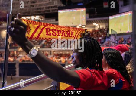 Madrid, Espagne. 20 août 2023. Fans de l'équipe espagnole de football féminin regardant sur grand écran au WiZink Center Stadium, le match final de la coupe du monde féminine de la FIFA 2023 entre l'Angleterre et l'Espagne. L'Espagne a battu l'Angleterre 1 - 0 dans le match final qui a eu lieu à Sydney, en Australie, remportant le titre de champion du monde. Crédit : Marcos del Mazo/Alamy Live News Banque D'Images