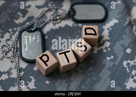 Cubes avec l'inscription : PTSD. Fond noir. Banque D'Images
