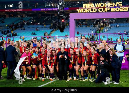 Billie Jean King pose pour une photo avec l'équipe d'Espagne alors qu'ils célèbrent la victoire de la finale de la coupe du monde féminine de la FIFA au Stadium Australia, Sydney. Date de la photo : dimanche 20 août 2023. Banque D'Images
