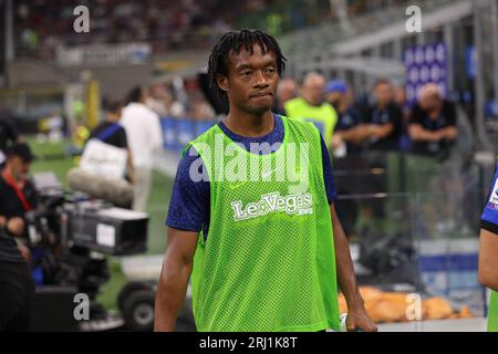 Milan, Italie. 19 août 2023. Italie, Milan, août 19 2023 : Juan Cuadrado (milieu de terrain du FC Inter) entre sur le terrain et monte sur le banc lors du match de football FC Inter vs AC Monza, jour 1, Serie A 2023-2024 au stade San Siro (photo de Fabrizio Andrea Bertani/Pacific Press) crédit : Pacific Press Media production Corp./Alamy Live News Banque D'Images