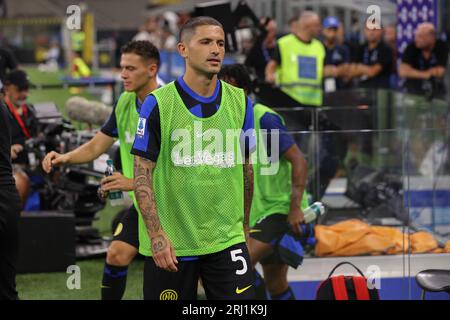 Milan, Italie. 19 août 2023. Italie, Milan, août 19 2023 : Stefano Sensi (milieu de terrain du FC Inter) entre sur le terrain et monte sur le banc lors du match de football FC Inter vs AC Monza, jour 1, Serie A 2023-2024 au stade San Siro (photo de Fabrizio Andrea Bertani/Pacific Press) crédit : Pacific Press Media production Corp./Alamy Live News Banque D'Images