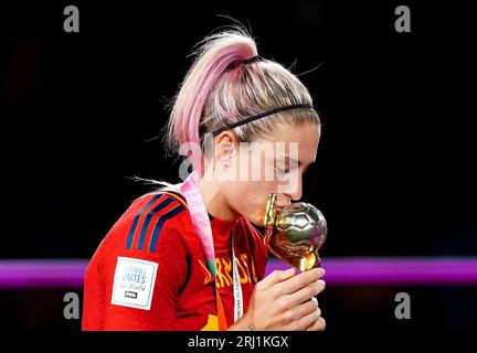 L'espagnole Alexia Putellas embrasse le trophée après avoir reçu sa médaille à la suite de sa victoire lors de la finale de la coupe du monde féminine de la FIFA au Stadium Australia, Sydney. Date de la photo : dimanche 20 août 2023. Banque D'Images