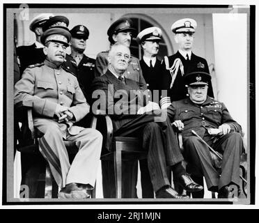 Au premier rang : le maréchal Staline, le président Roosevelt, le premier ministre Churchill. Rangée arrière : général H. H. Arnold, chef de l'US Army Air Force ; officier britannique non identifié ; amiral Cunningham ; amiral William Leahy, chef d'état-major du président Roosevelt. Sur le portique de l'ambassade de Russie lors de la conférence de Téhéran en Iran, décembre 1943. Banque D'Images