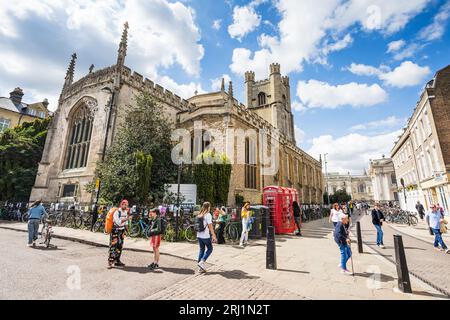 Grande église St Marys entourée de vélos, de cabines téléphoniques rouges et de gens sur le bord de la place du marché à Cambridge en août 2023. Banque D'Images