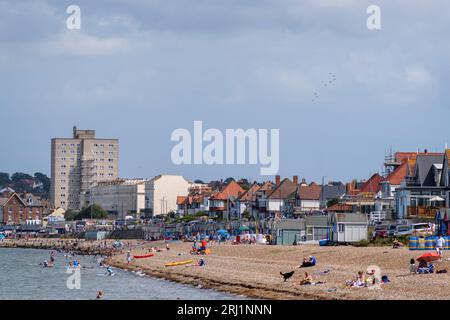 Les flèches rouges peuvent être vues à distance au-dessus de la ville de Herne Bay alors qu'elles se dirigent vers le Folkestone Airshow en 2023. Banque D'Images