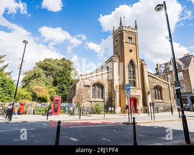 L'église Holy Trinity à Cambridge photographiée sur Sidney Street à Cambridge à côté d'une boîte postale rouge et d'une boîte téléphonique rouge en août 2023. Banque D'Images