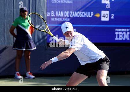 Flushing Meadows, New York, 29 août 2022 - Botic van de Zandschulp, des pays-Bas, lors de son match de premier tour contre Tomas Machak, de la République tchèque, à l’US Open aujourd’hui. Banque D'Images