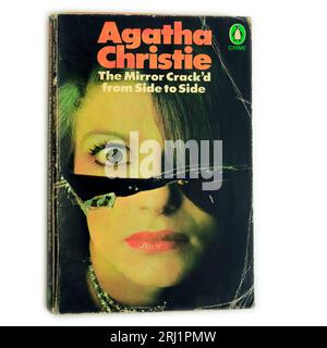 Penguin crime série - le miroir crack'd d'un côté à l'autre - par Agatha Christie. Couverture de livre de poche. Banque D'Images