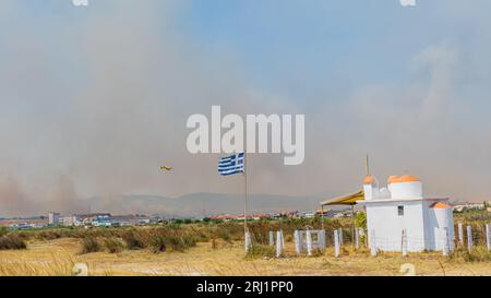 Incendie de forêt massif à Alexandroupolis Evros Grèce, près de l'aéroport et Apalos, situation d'urgence, lutte contre les incendies aériens. Banque D'Images