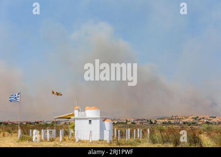 Incendie de forêt massif à Alexandroupolis Evros Grèce, près de l'aéroport et Apalos, situation d'urgence, lutte contre les incendies aériens. Banque D'Images
