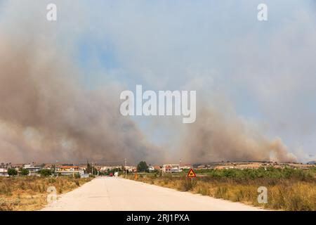 Incendie de forêt massif à Alexandroupolis Evros Grèce, près de l'aéroport et Apalos, situation d'urgence, lutte contre les incendies aériens. Banque D'Images