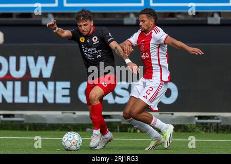 ROTTERDAM, PAYS-BAS - AOÛT 19 : Lazaros Lamprou (Excelsior Rotterdam) et Devyne Rensch (Ajax) lors du match d'Eredivisie de SBV Excelsior and Banque D'Images