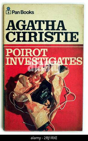 Poirot enquête - Un roman d'Agatha Christie. Couverture de livre, vieux Banque D'Images