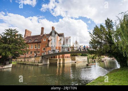 Touristes photographiés sur le pont de l'auberge de Garret regardant vers le bas sur les passages de la rivière Cam à Cambridge photographiés en août 2023. Banque D'Images