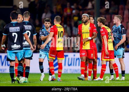 DEVENTER, PAYS-BAS - AOÛT 19 : Ibrahim El Kadiri (FC Volendam) et Philippe Rommens (Go Ahead Eagles) lors du match d'Eredivisie de Go Ahead Eagl Banque D'Images