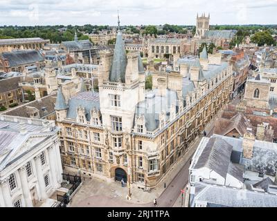 Regardant vers le bas sur le Gonville and Caius College, Université de Cambridge vu en août 2023. Banque D'Images