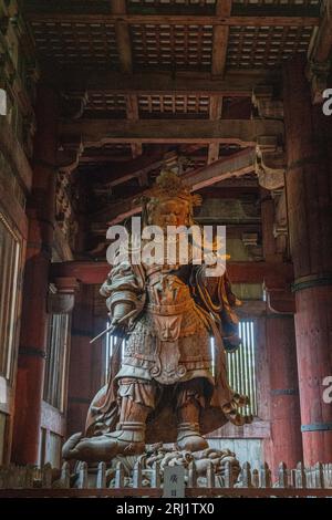 Statues merveilleuses dans la salle du Grand Bouddha au Temple Todai-ji à Nara, Japon. Banque D'Images