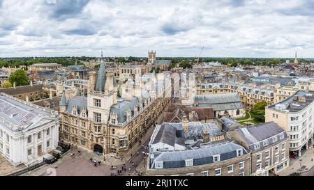 Un panorama multi-images feautring Senate House et Trinity Street vu d'un point de vue élevé à Cambridge en août 2023. Banque D'Images