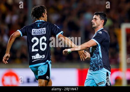 DEVENTER, PAYS-BAS - AOÛT 19 : Daryl van MIEGHEM (FC Volendam) marque les 3-1 lors du match d'Eredivisie entre Go Ahead Eagles et FC Volendam à de Banque D'Images