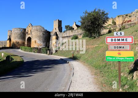 La porte des Tours de la bastide de Domme en Périgord Noir. Vue de l’extérieur des remparts. Le village fortifié de Domme est classé parmi les plus be Banque D'Images