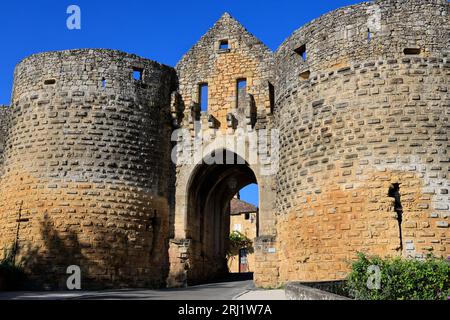 La porte des Tours de la bastide de Domme en Périgord Noir. Vue de l’extérieur des remparts. Le village fortifié de Domme est classé parmi les plus be Banque D'Images