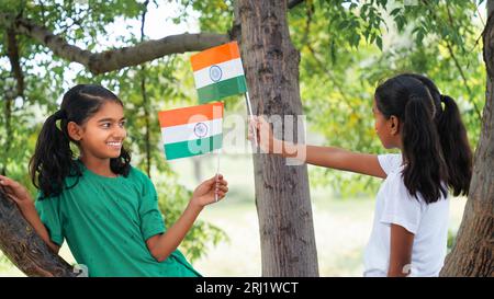 Joyeux enfants indiens tenant le drapeau national indien. Enfants indiens célébrant le jour de l'indépendance ou le jour de la République de l'Inde. Banque D'Images